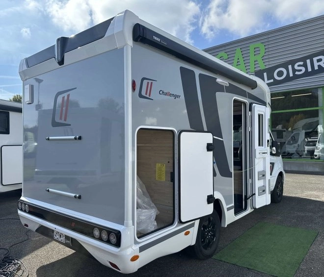 Camping-car Challenger stationné devant un concessionnaire