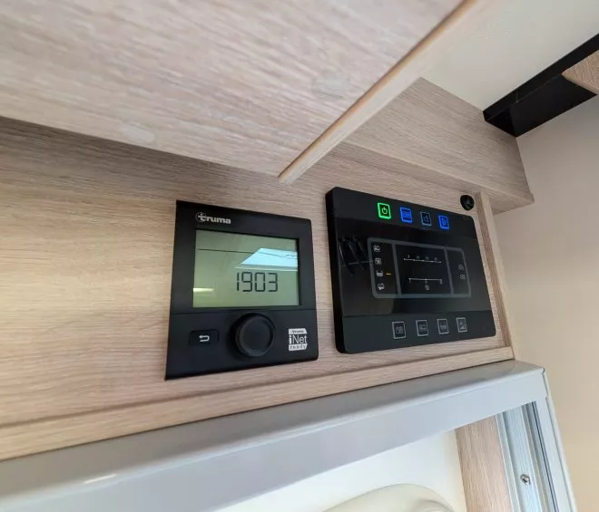 Panneaux de contrôle Truma dans un intérieur en bois clair