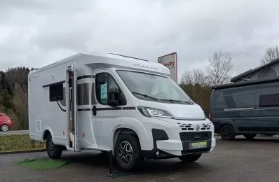 Camping-car Florium Baxter blanc stationné sur un parking