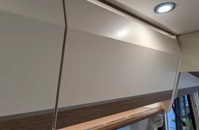 Placard de rangement moderne avec éclairage intégré dans un intérieur de véhicule récréatif.