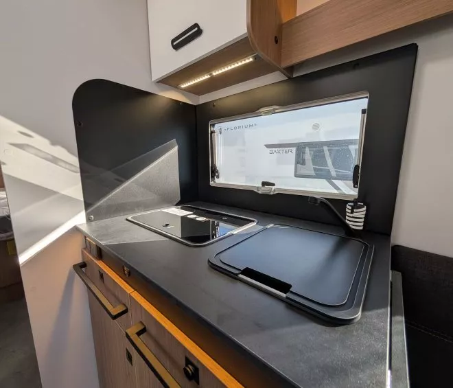 Cuisine moderne de camping-car avec évier et plaque de cuisson intégrés