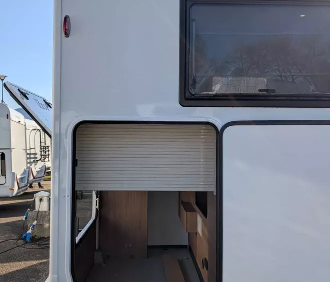 Compartiment de rangement ouvert d'un camping-car avec store Thule