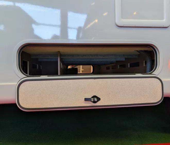 Compartiment de rangement ouvert d'une caravane moderne