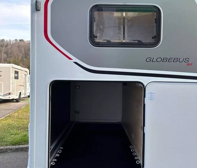 Compartiment de rangement ouvert d'un camping-car Globebus GT
