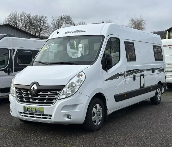 Fourgon aménagé Renault blanc stationné sur un parking