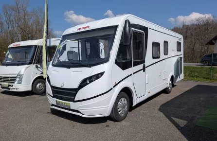 Camping-cars stationnés sur un parking par une journée ensoleillée