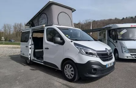 Fourgon aménagé Renault avec toit relevable sur aire de stationnement