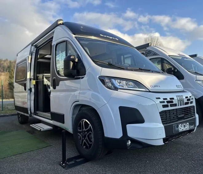 Camping-car Sunlight CLIFF 600 blanc stationné sur un parking