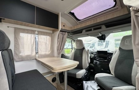 Intérieur d'un camping-car moderne avec sièges et table pliante