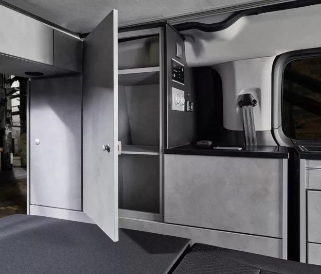 Intérieur d'un van aménagé avec placards ouverts et espace de rangement moderne.