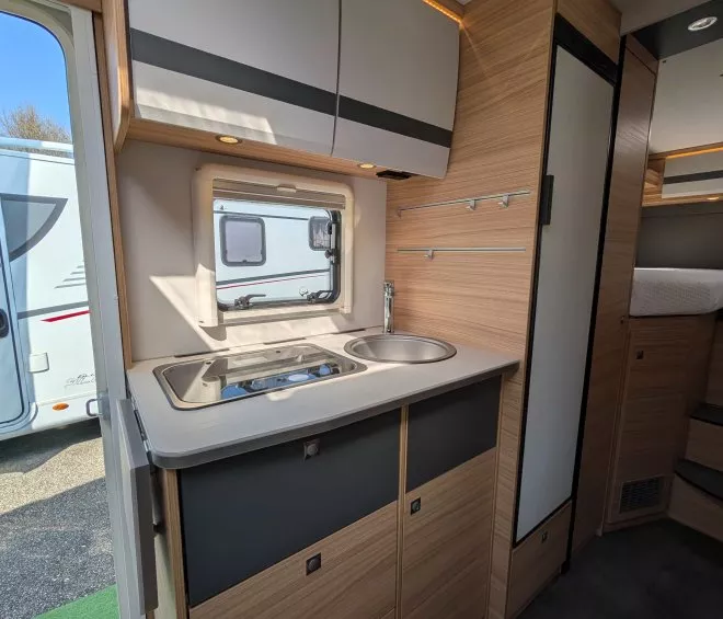 Cuisine moderne de camping-car avec évier et plaques de cuisson