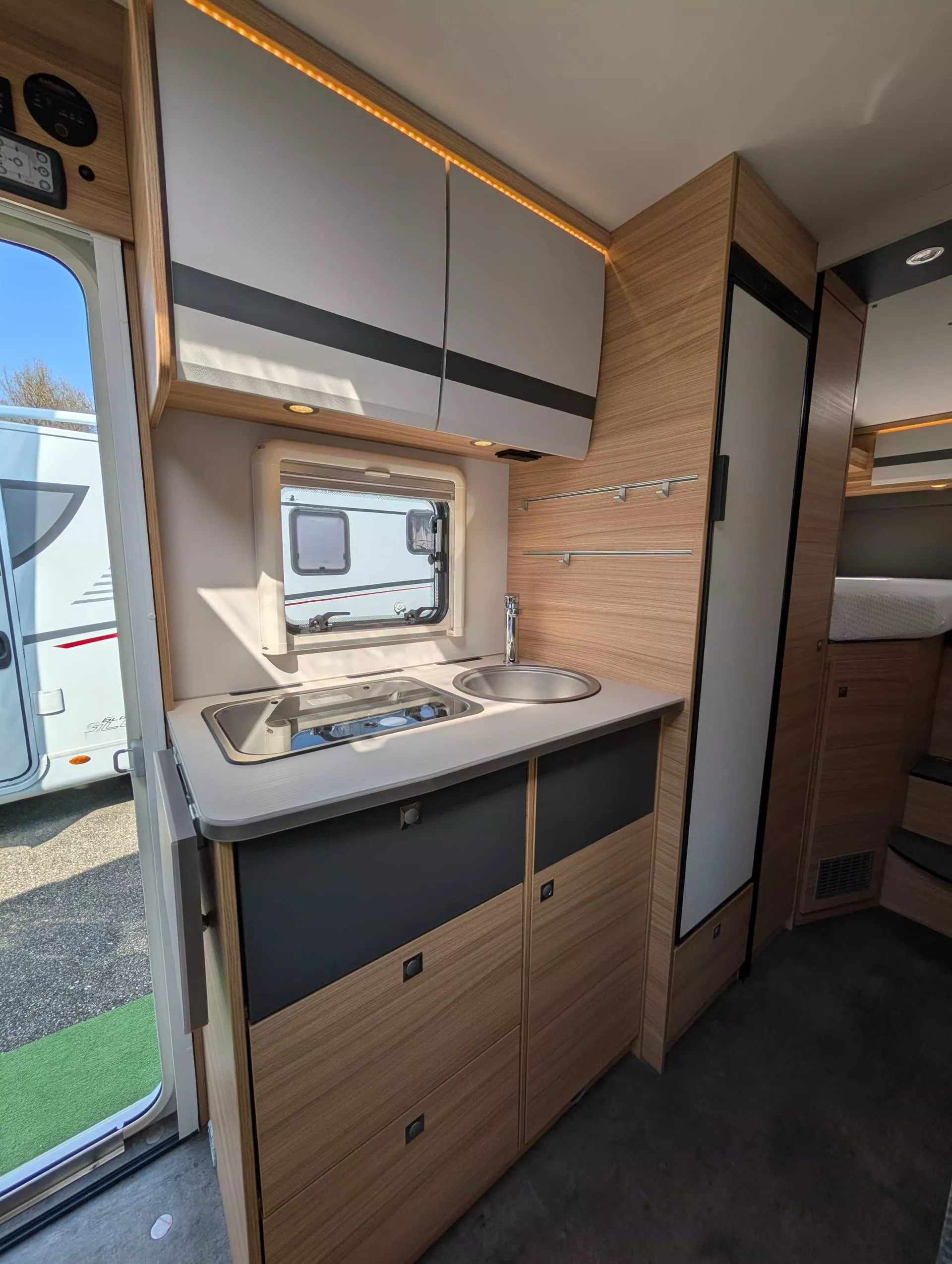 Cuisine moderne de camping-car avec évier et plaques de cuisson