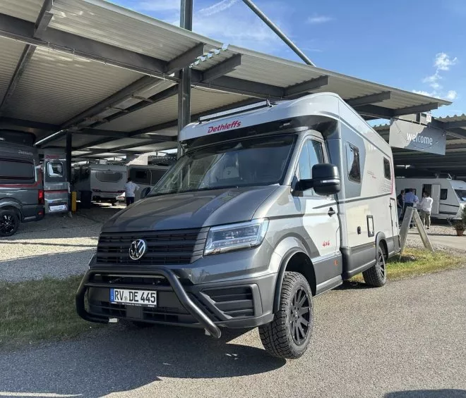 Camping-car Volkswagen Dethleffs stationné sous un abri, ciel dégagé