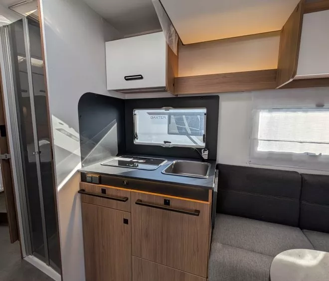Intérieur moderne de cuisine de caravane avec évier et rangements en bois