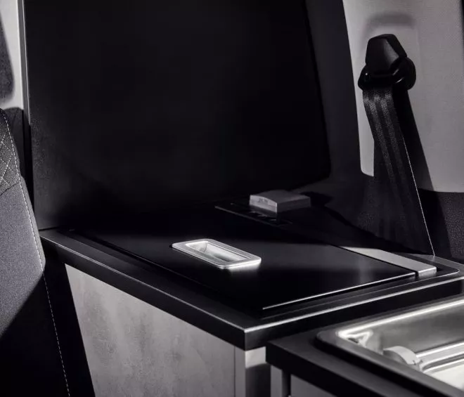 Intérieur d'un véhicule aménagé avec siège et espace de rangement moderne