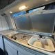 Cuisine équipée dans un van aménagé avec réchaud et évier