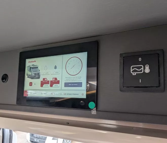 Écran de contrôle Dethleffs dans un véhicule, affichant des niveaux et options.