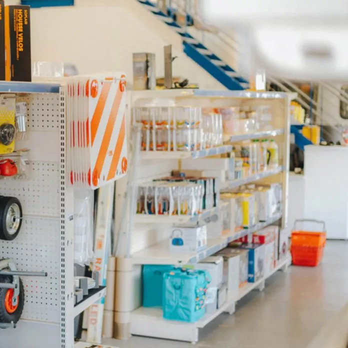 Rayon de magasin avec équipements de sécurité et outils