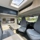 Intérieur d'un camping-car moderne avec sièges et table pliante