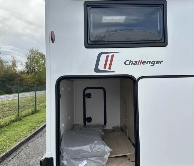 Coffre arrière d'un camping-car Challenger avec espace de rangement ouvert