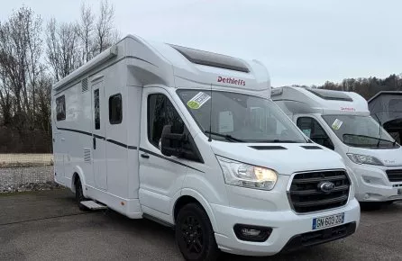 Camping-car Dethleffs blanc stationné sur un parking, modèle Just 90.
