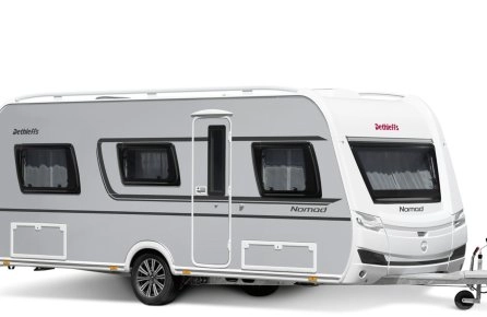 Caravane Dethleffs Nomad grise sur fond blanc