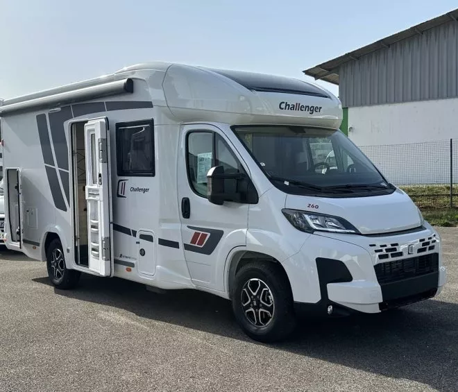 Camping-car Challenger blanc stationné sur un parking