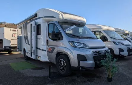 Camping-car Challenger gris stationné en extérieur, modèle 318