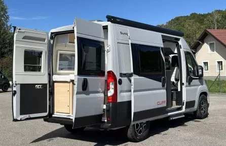 Fourgon aménagé Sunlight Cliff avec portes ouvertes sur parking