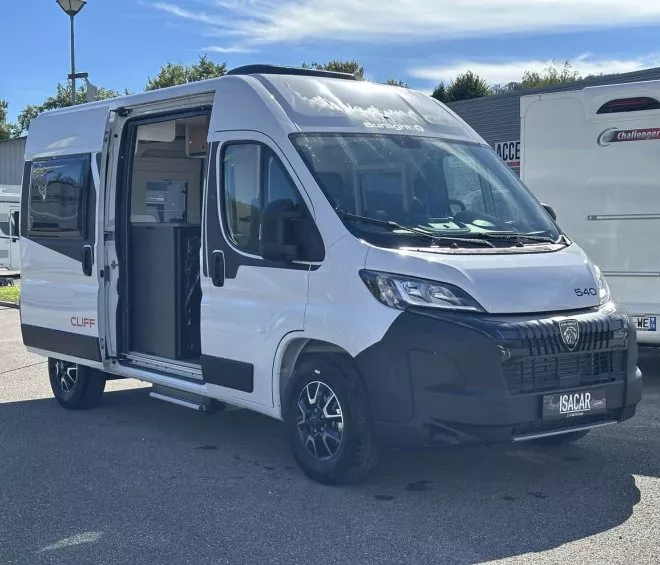 Fourgon aménagé Sunlight Cliff 540 stationné sur un parking, porte latérale ouverte