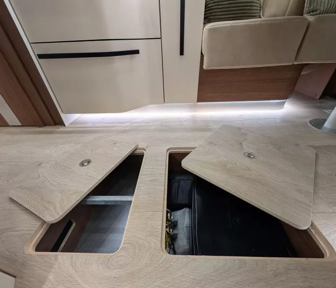 Compartiments de rangement au sol dans un camping-car moderne
