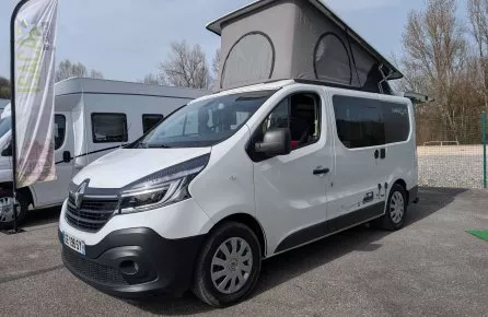 Van Renault aménagé avec toit relevable sur un parking
