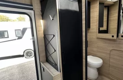 Intérieur d'un camping-car avec réfrigérateur et toilettes modernes