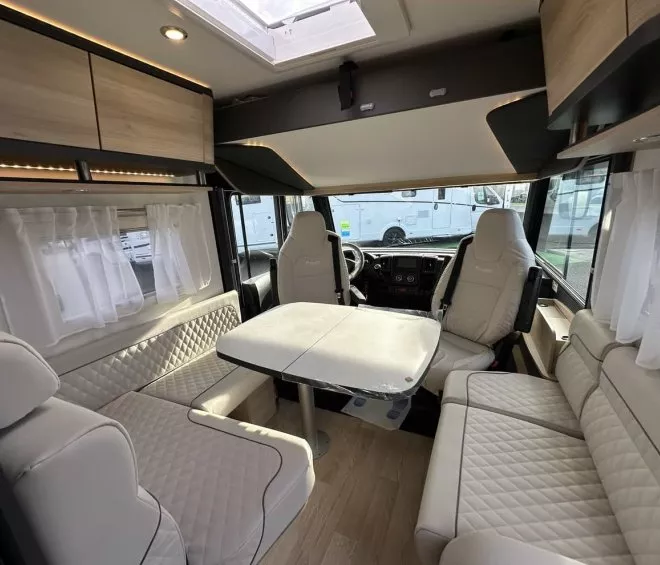 Intérieur d'un camping-car moderne avec sièges en cuir et table pliante