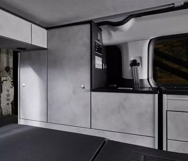 Intérieur moderne d'un van aménagé avec placards et espace de rangement