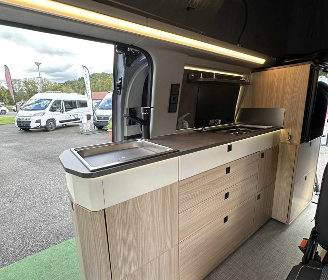 Intérieur de van aménagé avec cuisine moderne et éclairage LED