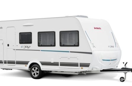 Caravane blanche Dethleffs c'joy avec trois fenêtres latérales