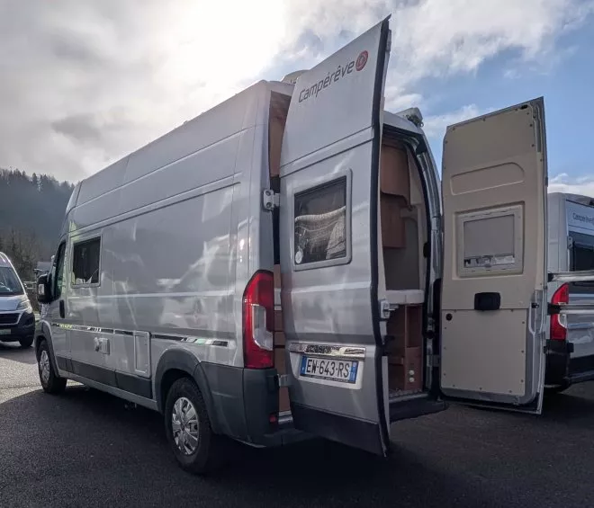 Fourgon aménagé Campérêve avec portes ouvertes sur un parking