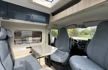 Intérieur d'un camping-car moderne avec sièges et table pliante