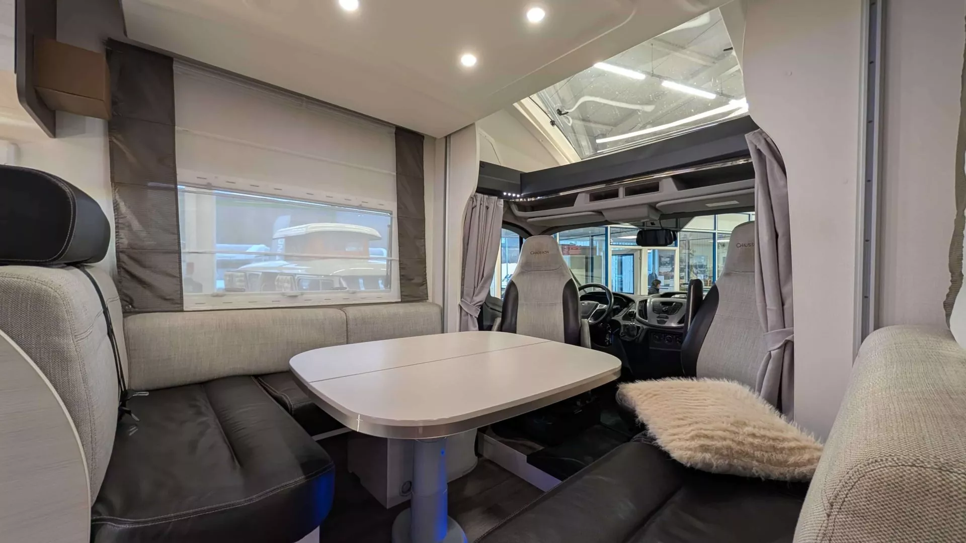 Intérieur d'un camping-car avec table et sièges confortables