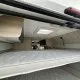 Intérieur d'un camping-car avec lits superposés et rangement en bois clair