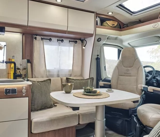 Intérieur d'un camping-car moderne avec coin repas et sièges confortables