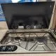Plaque de cuisson à gaz encastrée avec deux brûleurs dans une cuisine de camping-car.