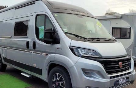 Camping-car Campérêve Magellan stationné en extérieur