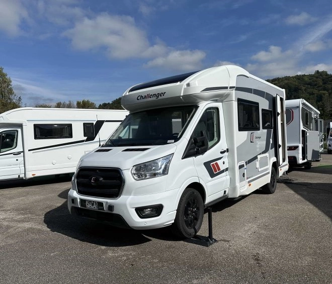 Camping-cars stationnés sur un parking, modèle Challenger en avant-plan
