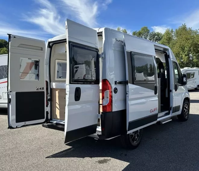 Fourgon aménagé Sunlight Cliff avec portes ouvertes sur un parking