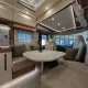 Intérieur spacieux d'un camping-car moderne avec table et sièges en cuir beige