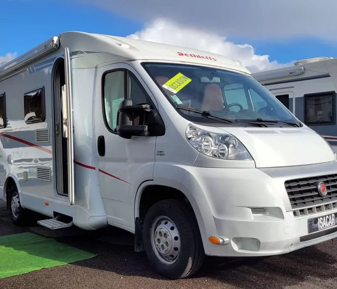 Camping-car blanc Dethleffs en vente sur un parking extérieur.