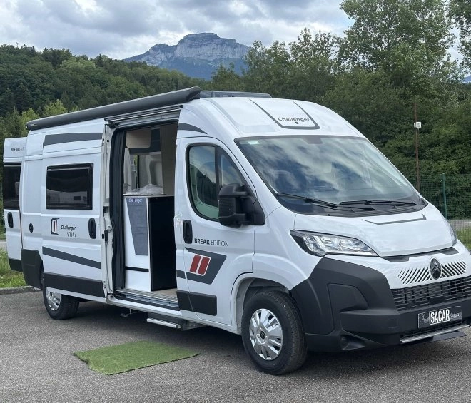 Camping-car Challenger V114L Break Edition stationné en extérieur