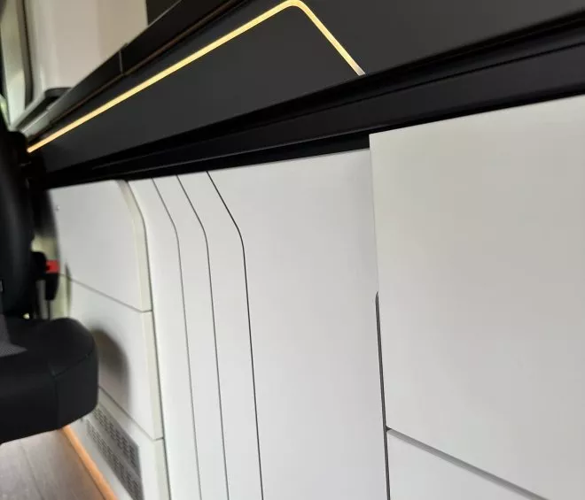 Intérieur moderne d'un véhicule aménagé avec placards et éclairage LED